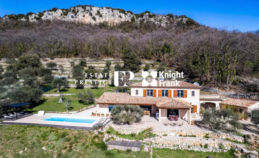 CHATEAUNEUF-DE-GRASSE : Villa avec vue panoramique sur la mer et piscine