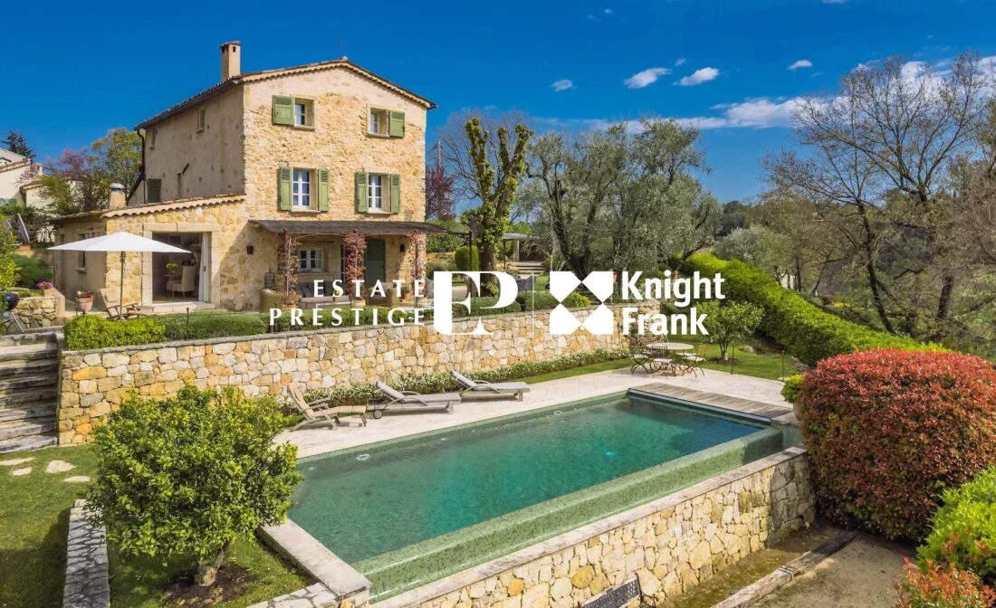 VALBONNE : Un Magnifique Mas en pierre à quelques pas du village