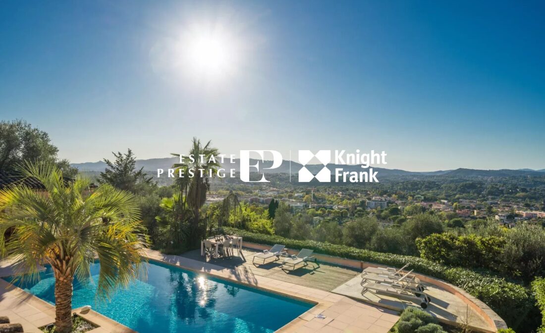 MOUGINS : Proche du village une spacieuse villa avec vues panoramiques