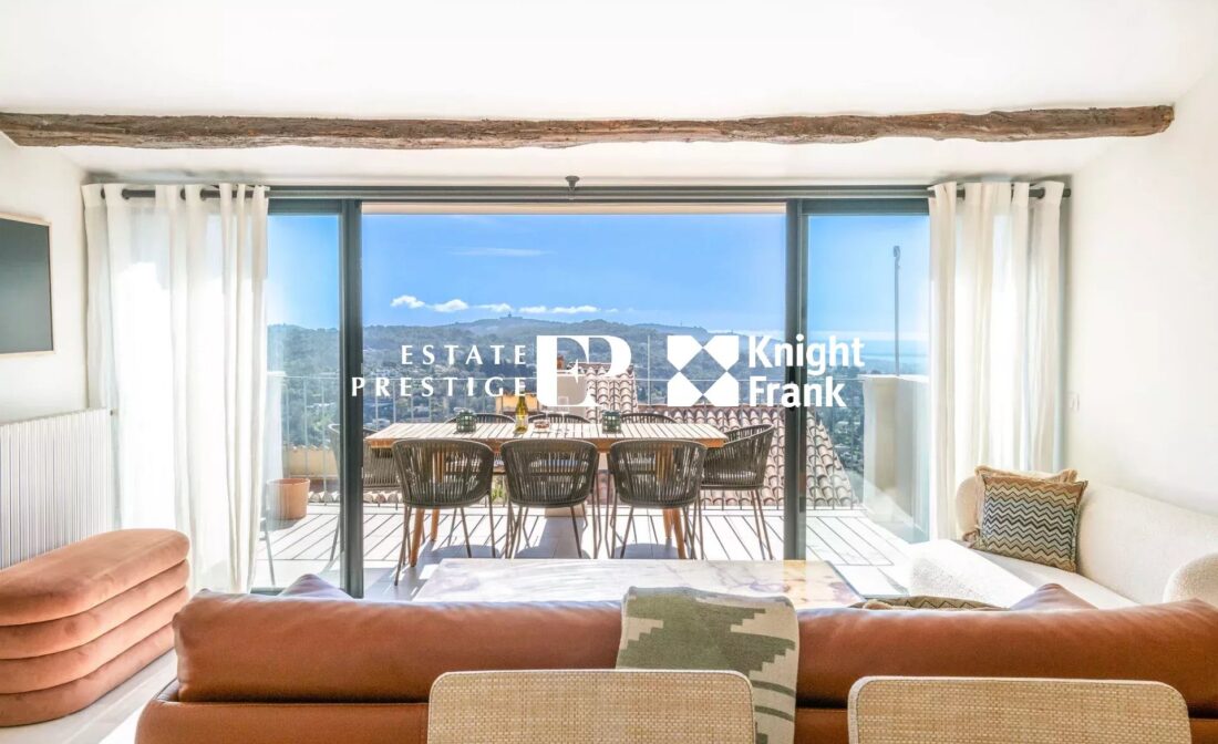 MOUGINS VIEUX VILLAGE – Maison de village avec vue sur la mer