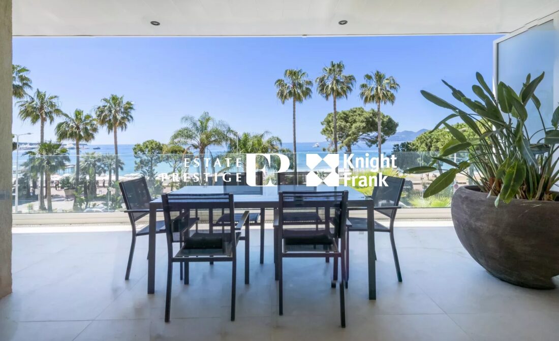 CANNES CROISETTE – Appartement 5 pièces entièrement rénové avec splendide vue mer