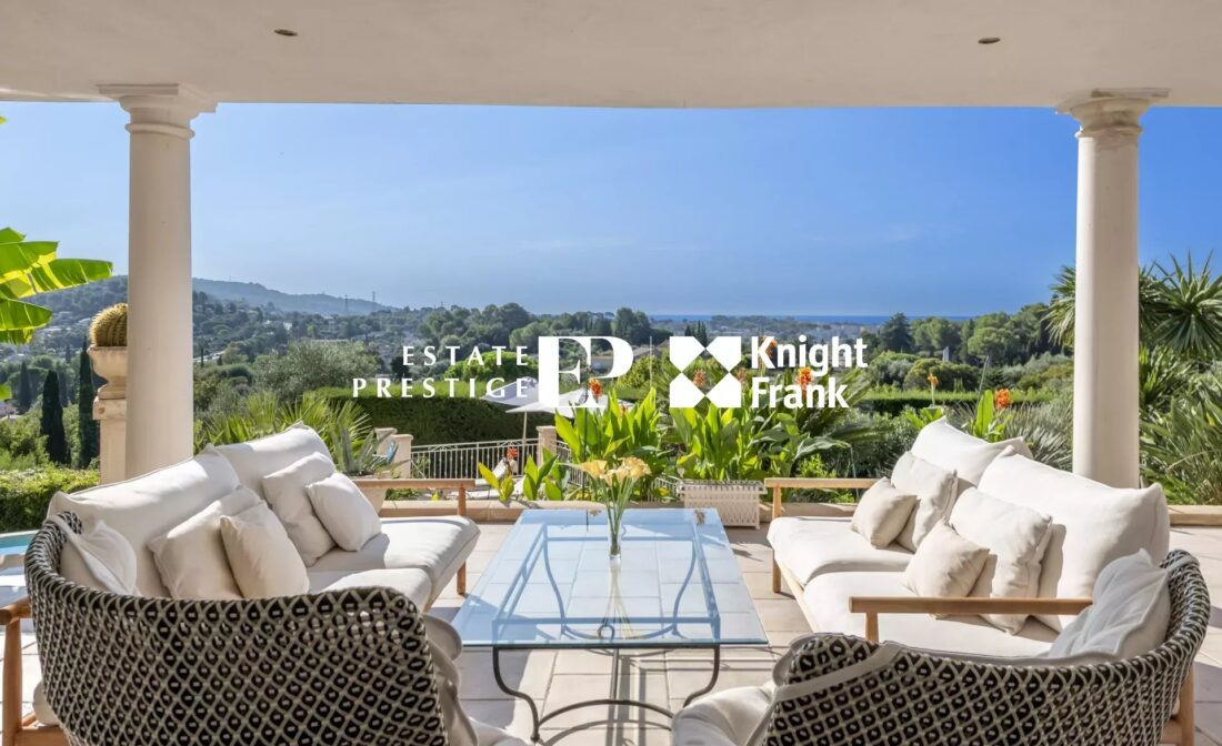 MOUGINS – À pied du village avec vue mer