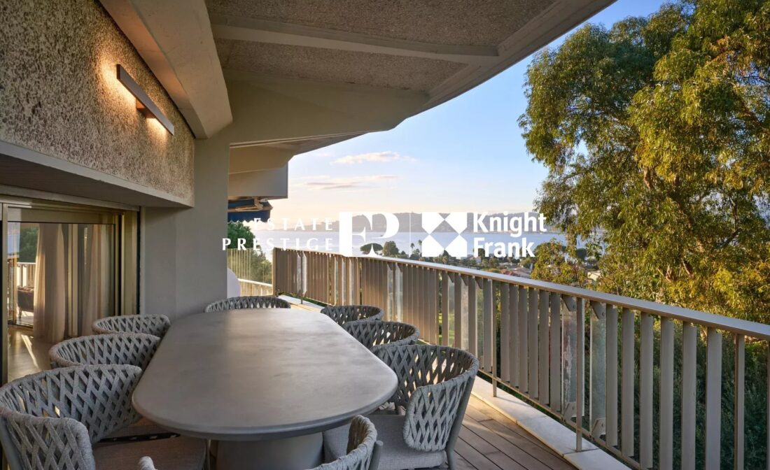 CAP D’ANTIBES – Appartement style villa, rénové, 5 chambres, vue mer, à pieds de plages.