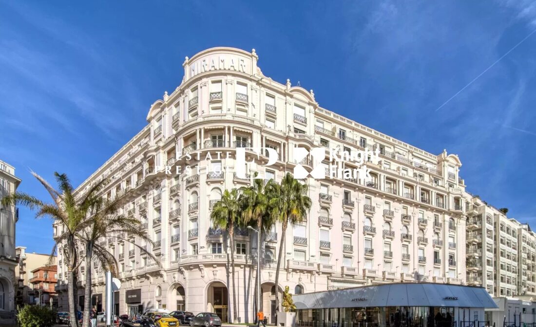 CANNES CROISETTE – Appartement 2 pièces en dernier étage